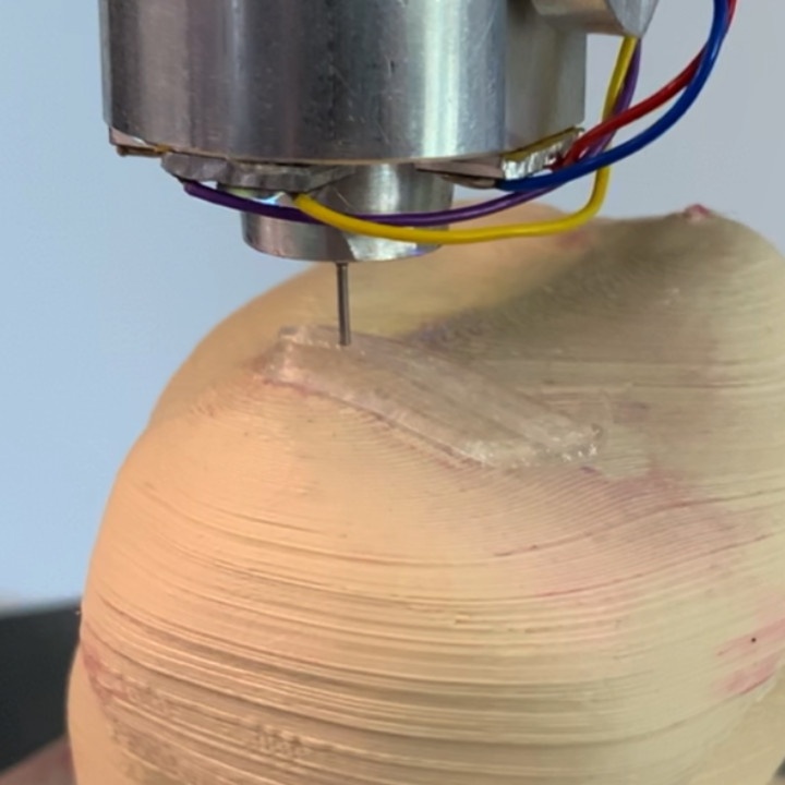Ein Metallstift eines 3D-Druckers, der hautfarbenes Knorpelgewebe druckt.