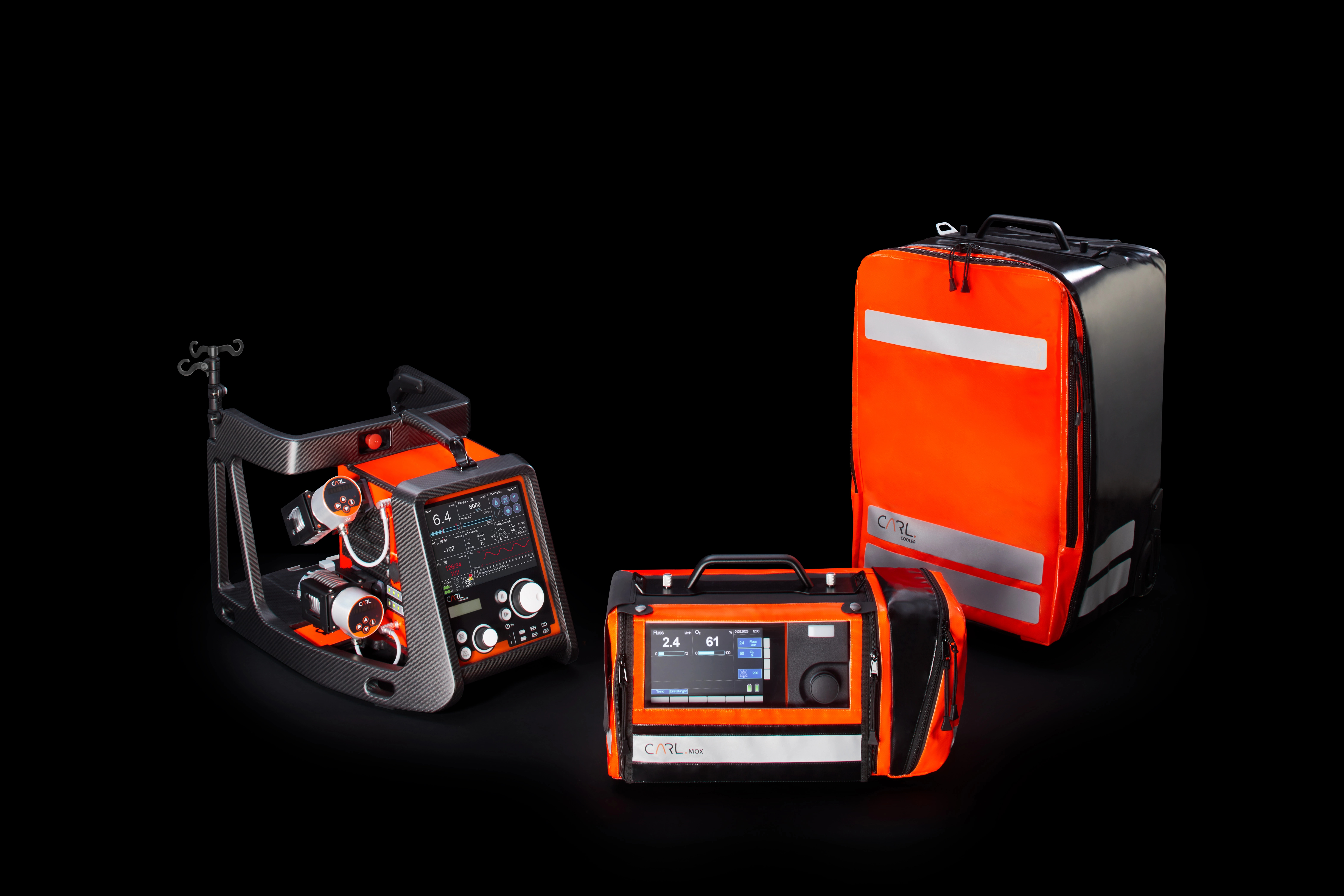 Vor schwarzem Hintergrund sind drei kompakte, tragbare Geräte in schwarz-orangenem Design zu sehen.