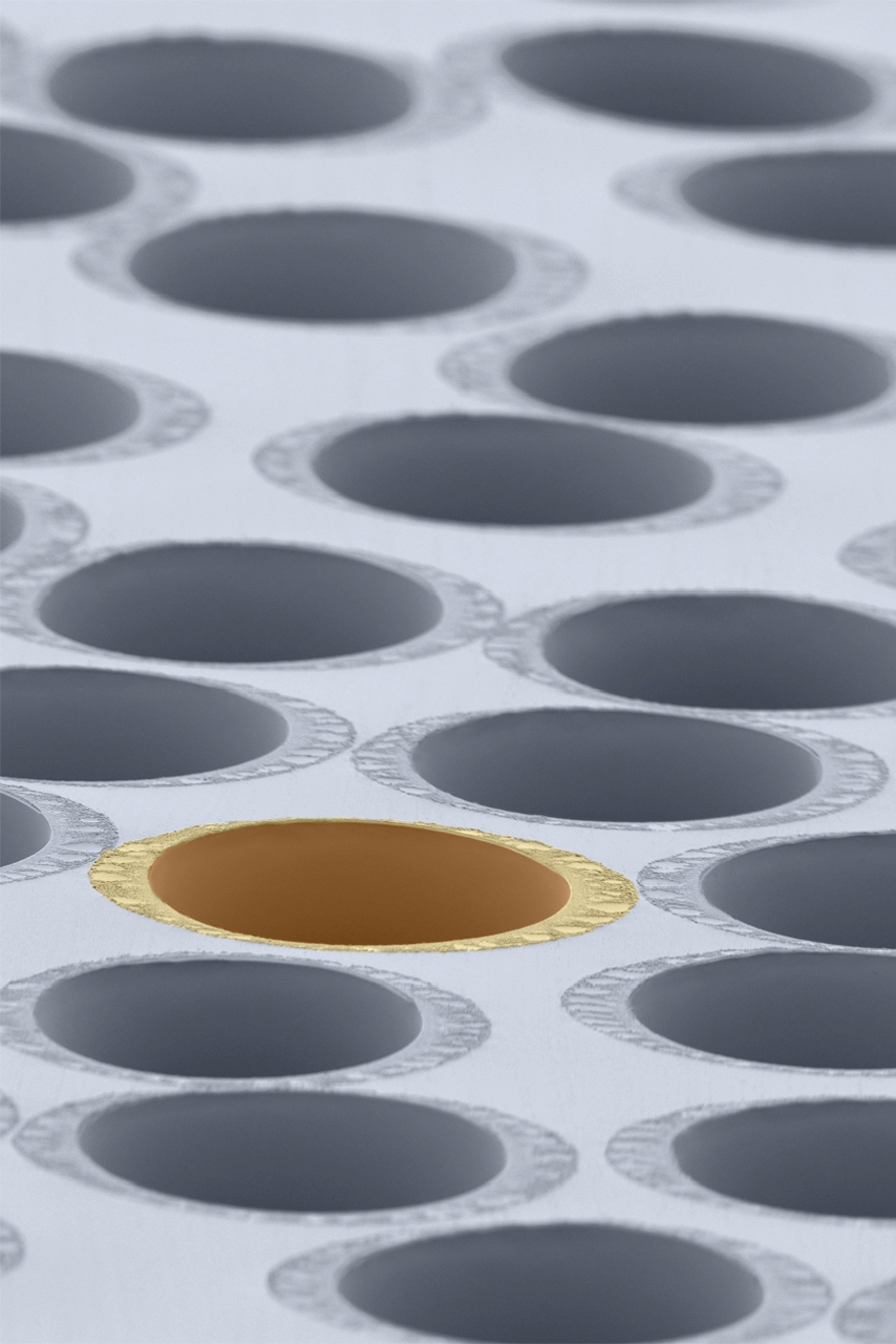 Area where the blood enters the dialyser. The individual hollow fibres are embedded in polyurethane potting material.