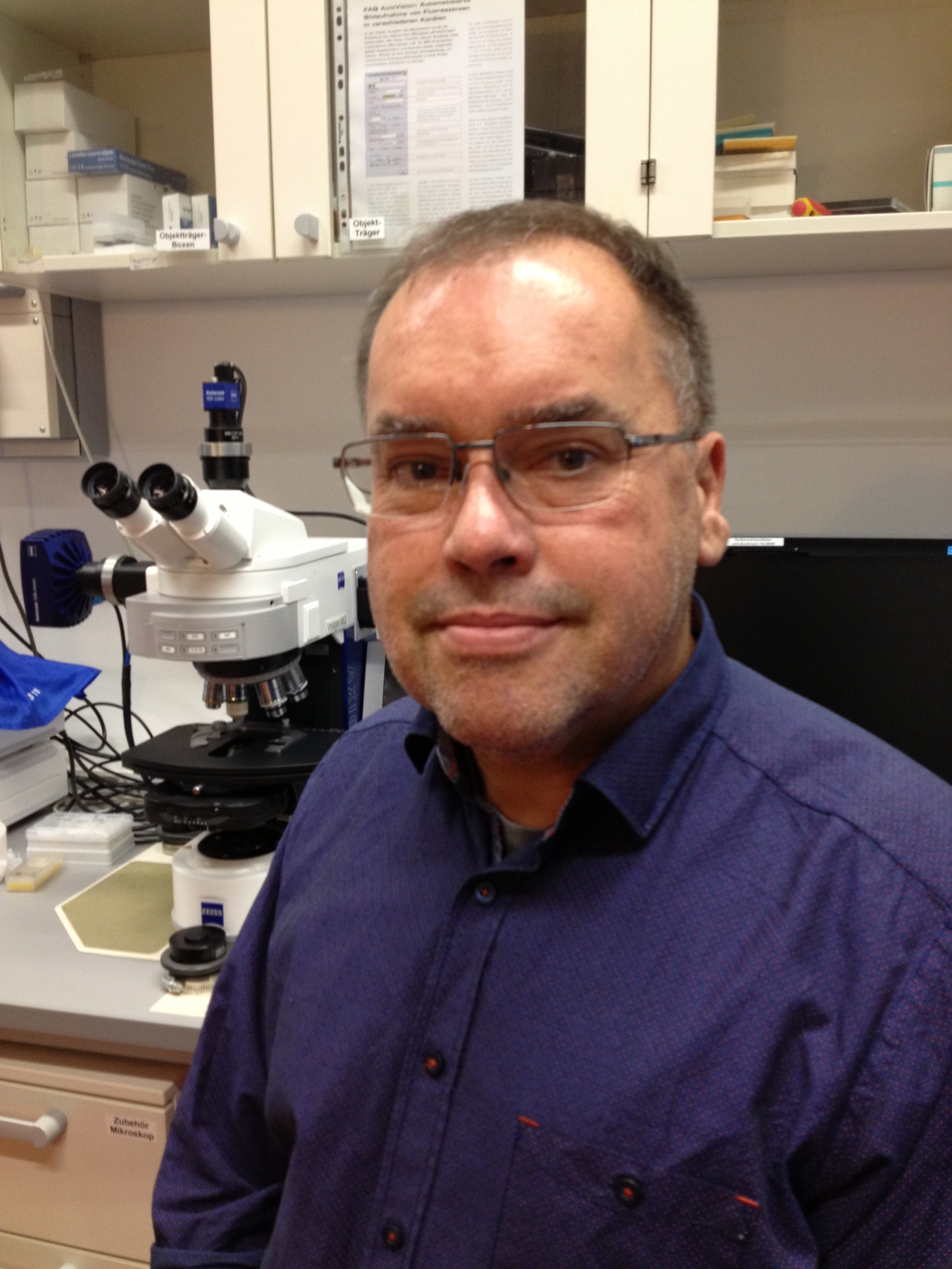 The photo shows Prof. Dr. Thomas Schwartz in the laboratory.